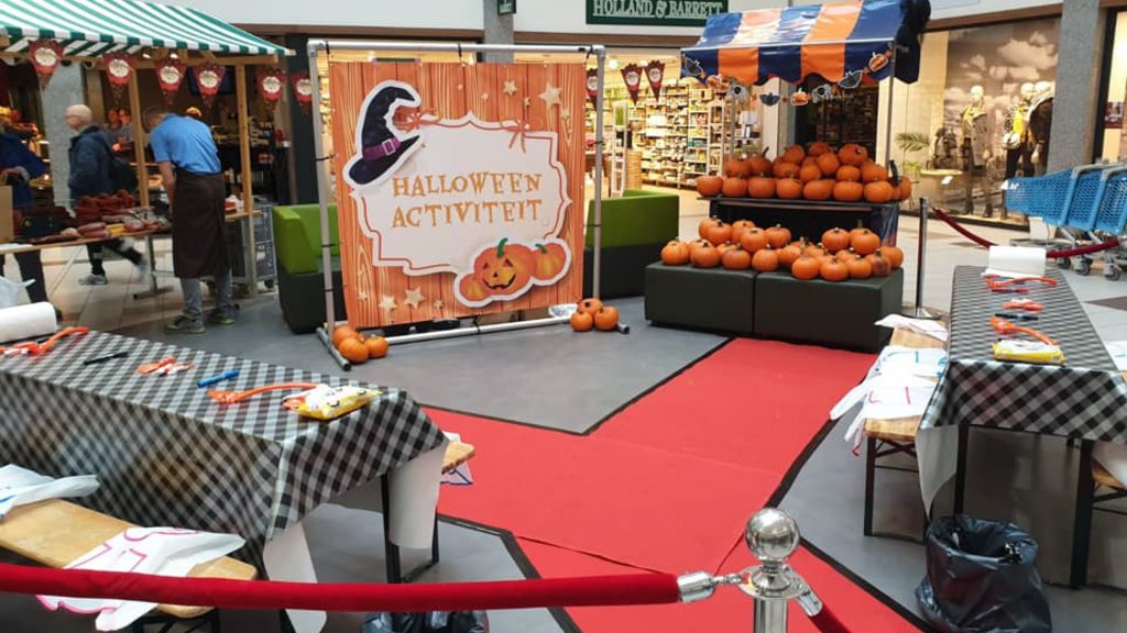 Pompoenpret in winkelcentrum ’t Loo in aanloop naar Halloween in Heiloo